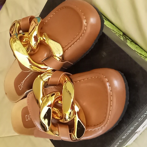 Tan Slides - Picture 2 of 3